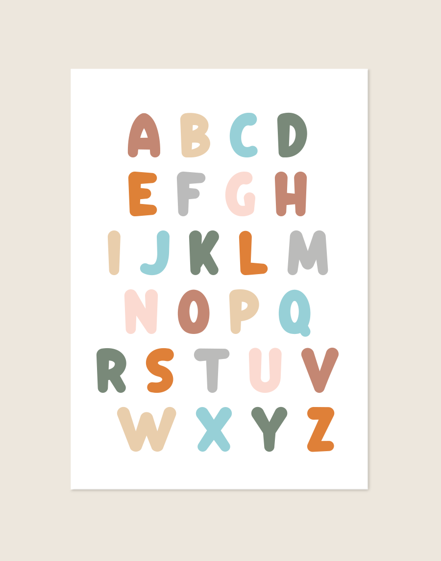 Een minimalistische, rechthoekige poster, gecentreerd tegen een effen, neutrale beige achtergrond. De poster zelf is wit en toont het volledige alfabet (A tot en met Z) in grote, speelse, afgeronde letters (bubble font). De letters zijn ingekleurd met een zacht, aards boho-kleurenpalet, bestaande uit afwisselende tinten zoals terracotta, zachtroze, lichtblauw, saliegroen, beige en grijs. De algehele uitstraling is vrolijk en perfect voor een moderne baby- of kinderkamer.