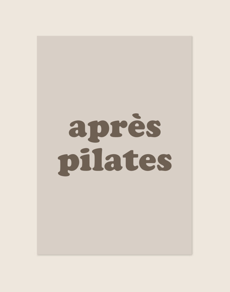 Een sfeervolle, minimalistische poster met een lichtbeige achtergrond en de tekst "après pilates" in het midden, geschreven in dikke, donkerbruine retro bubbelletters.