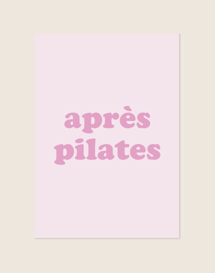 Een speelse poster met een zachtroze achtergrond en de tekst "après pilates" in het midden, geschreven in dikke, donkerroze retro bubbelletters.