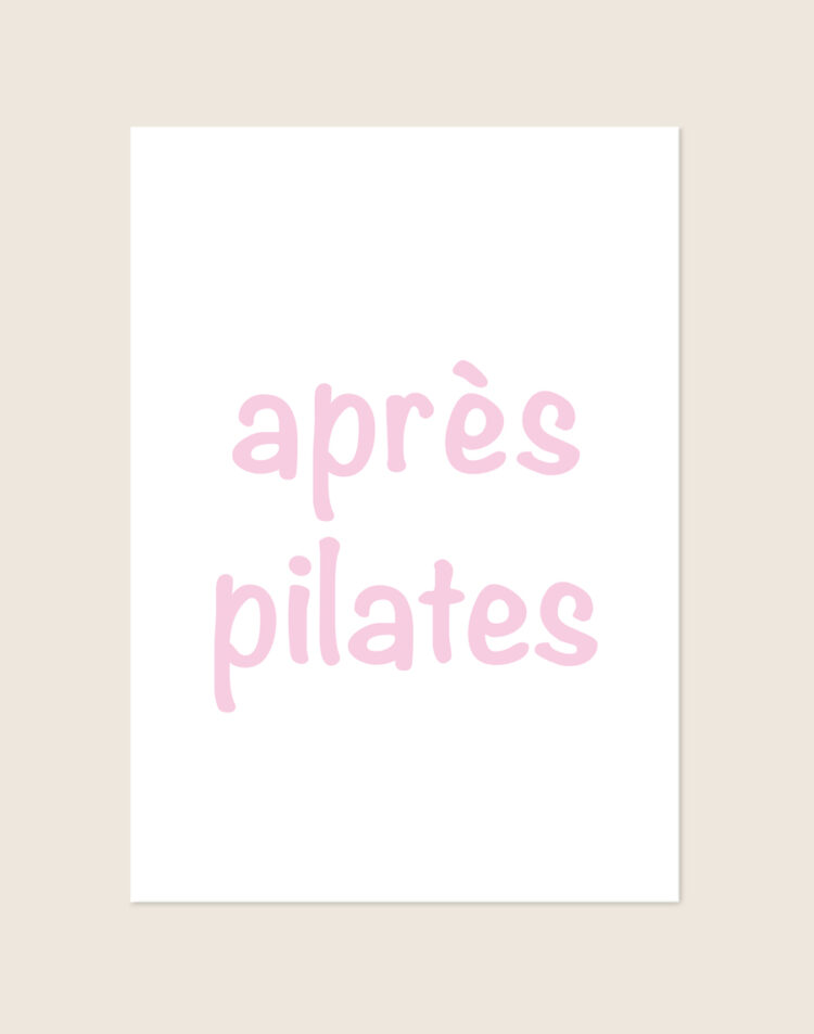 Een minimalistische, witte poster met de tekst "après pilates" in het midden, geschreven in kleine, speelse en zachtroze bubbelletters.