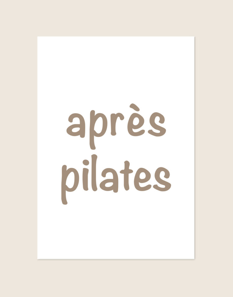 Een minimalistische, witte poster met de tekst "après pilates" in het midden, geschreven in kleine, speelse en afgeronde beige bubbelletters.