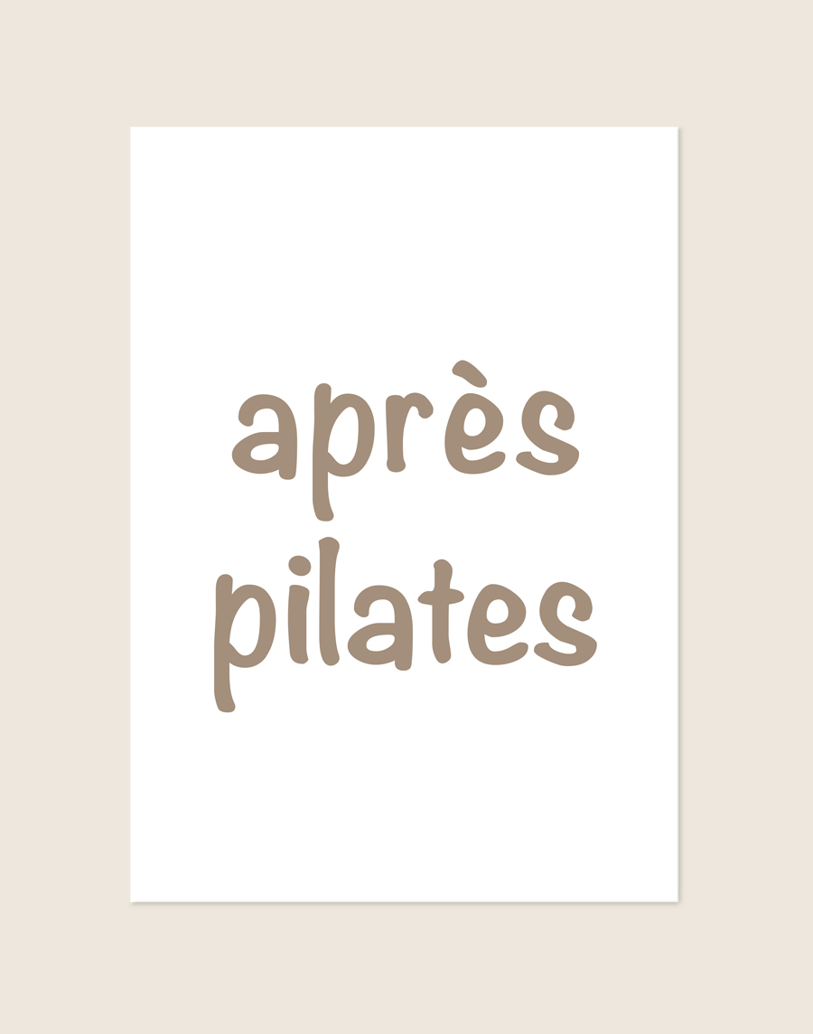 Een minimalistische, witte poster met de tekst "après pilates" in het midden, geschreven in kleine, speelse en afgeronde beige bubbelletters.