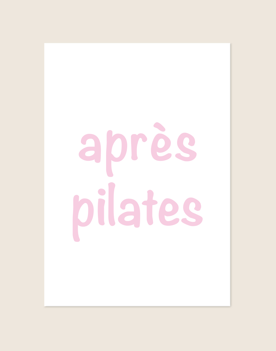Een minimalistische, witte poster met de tekst "après pilates" in het midden, geschreven in kleine, speelse en zachtroze bubbelletters.
