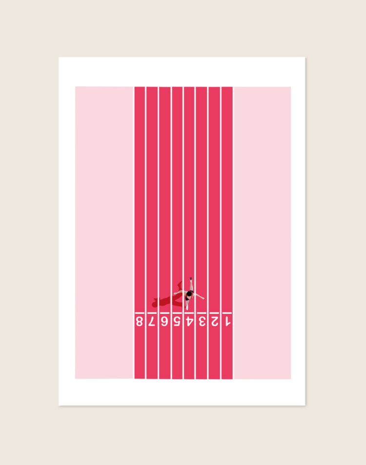Een minimalistische poster van een atletiekbaan. Bovenaanzicht van acht felrode banen met witte lijnen op een zachtroze achtergrond. Een kleine atleet in startpositie op baan 4 werpt een lange schaduw. Omgekeerde witte cijfers 1 tot 8 staan bij de start. Een brede witte rand omlijst het beeld.