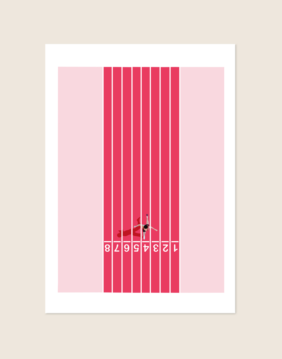 Een minimalistische poster van een atletiekbaan. Bovenaanzicht van acht felrode banen met witte lijnen op een zachtroze achtergrond. Een kleine atleet in startpositie op baan 4 werpt een lange schaduw. Omgekeerde witte cijfers 1 tot 8 staan bij de start. Een brede witte rand omlijst het beeld.
