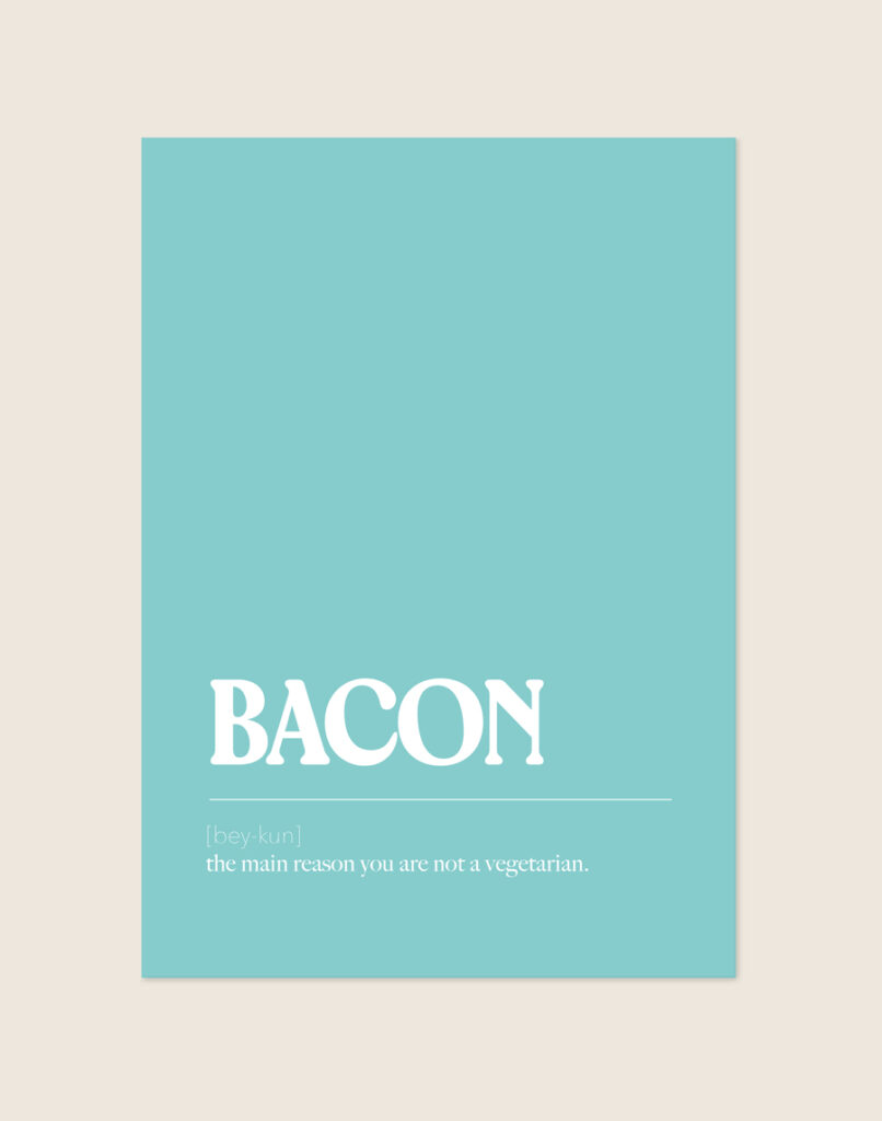 Stijlvolle typografische poster met het woord Bacon, sfeervol opgehangen aan de muur in een lichte, moderne keuken.
