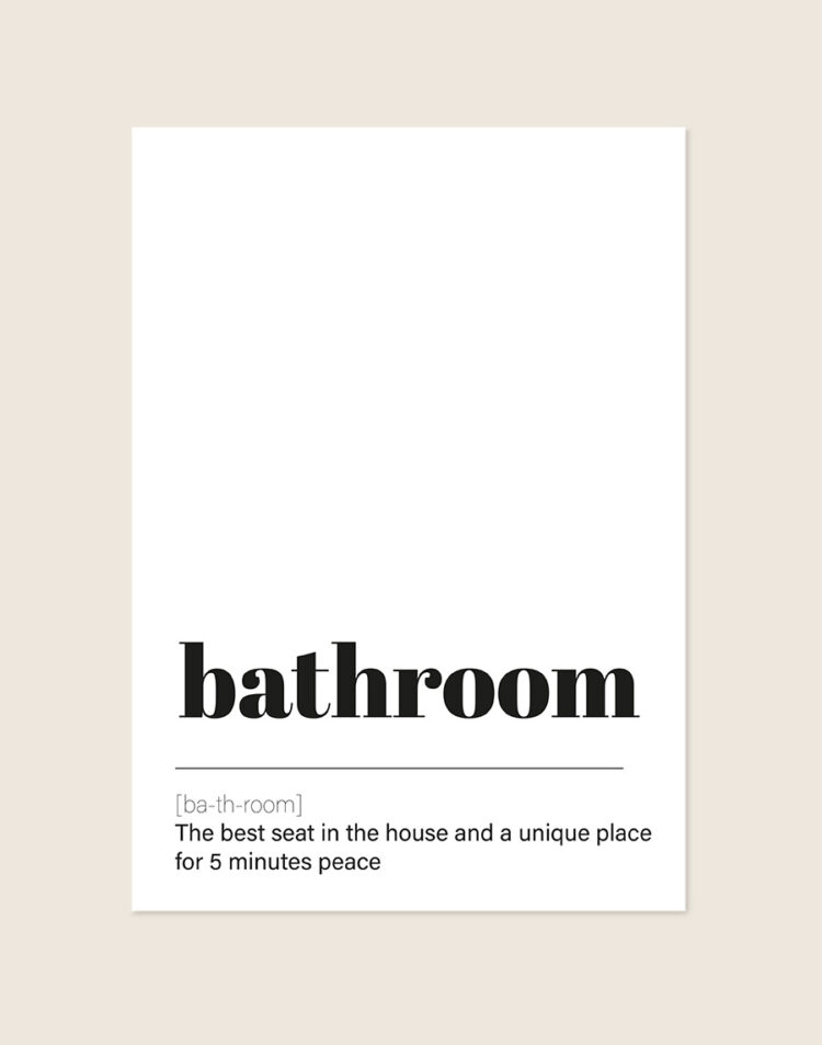 Humoristische badkamer en WC Poster Bathroom met de Engelse woordenboekdefinitie "The best seat in the house and a unique place for 5 minutes peace" op een helderwitte achtergrond, sfeervol opgehangen in een ruimte.