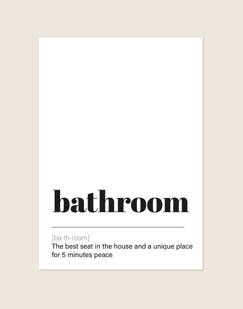 Humoristische badkamer en WC Poster Bathroom met de Engelse woordenboekdefinitie "The best seat in the house and a unique place for 5 minutes peace" op een helderwitte achtergrond, sfeervol opgehangen in een ruimte.