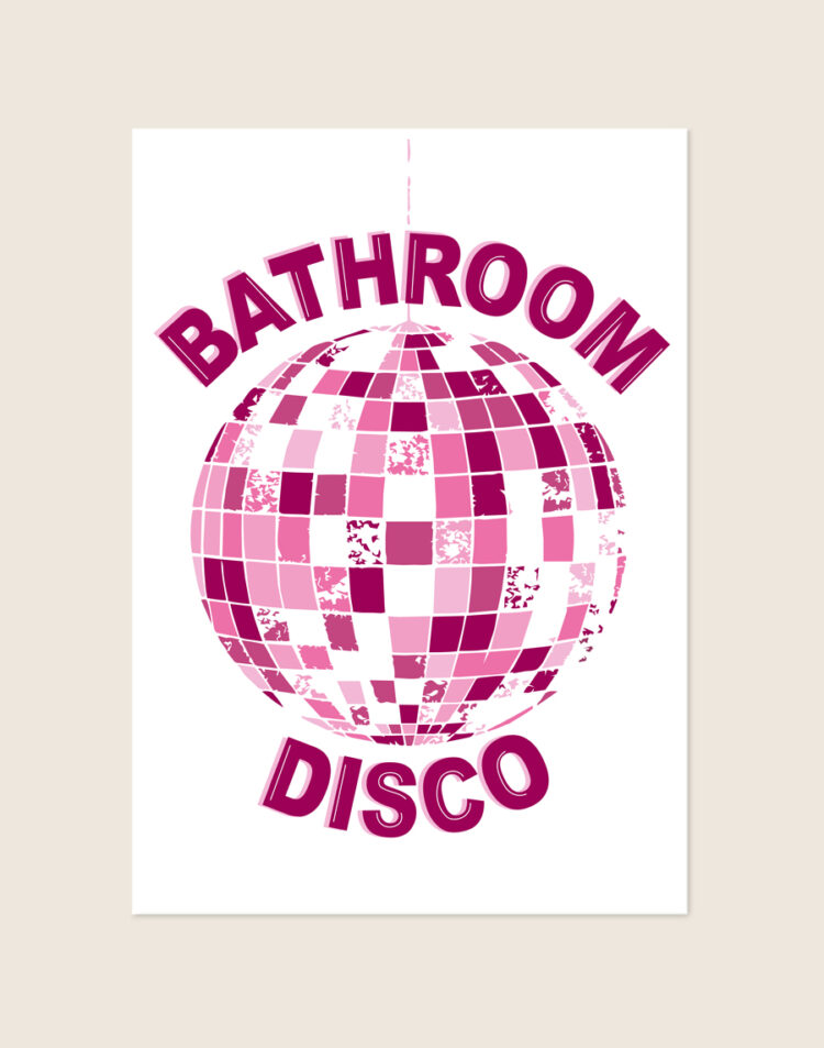 Vrolijke witte poster met een roze glimmende discobal illustratie en de tekst Bathroom Disco, sfeervol opgehangen aan een neutrale muur in een moderne badkamer.