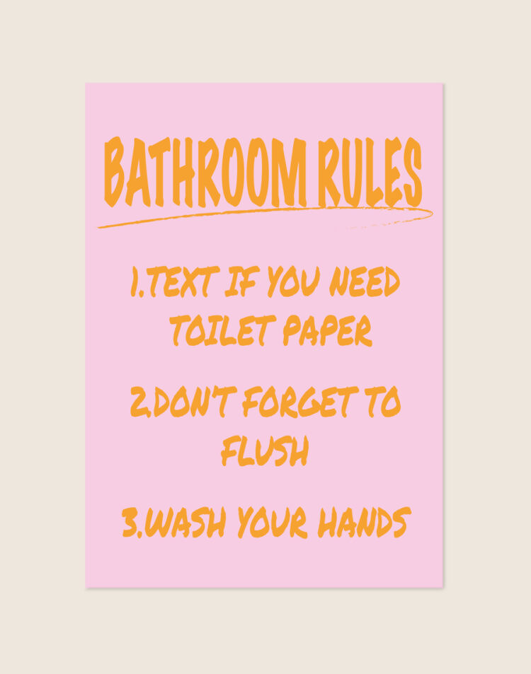 Stijlvolle typografische poster met de tekst Bathroom Rules, sfeervol opgehangen aan een neutrale muur in een moderne badkamer.