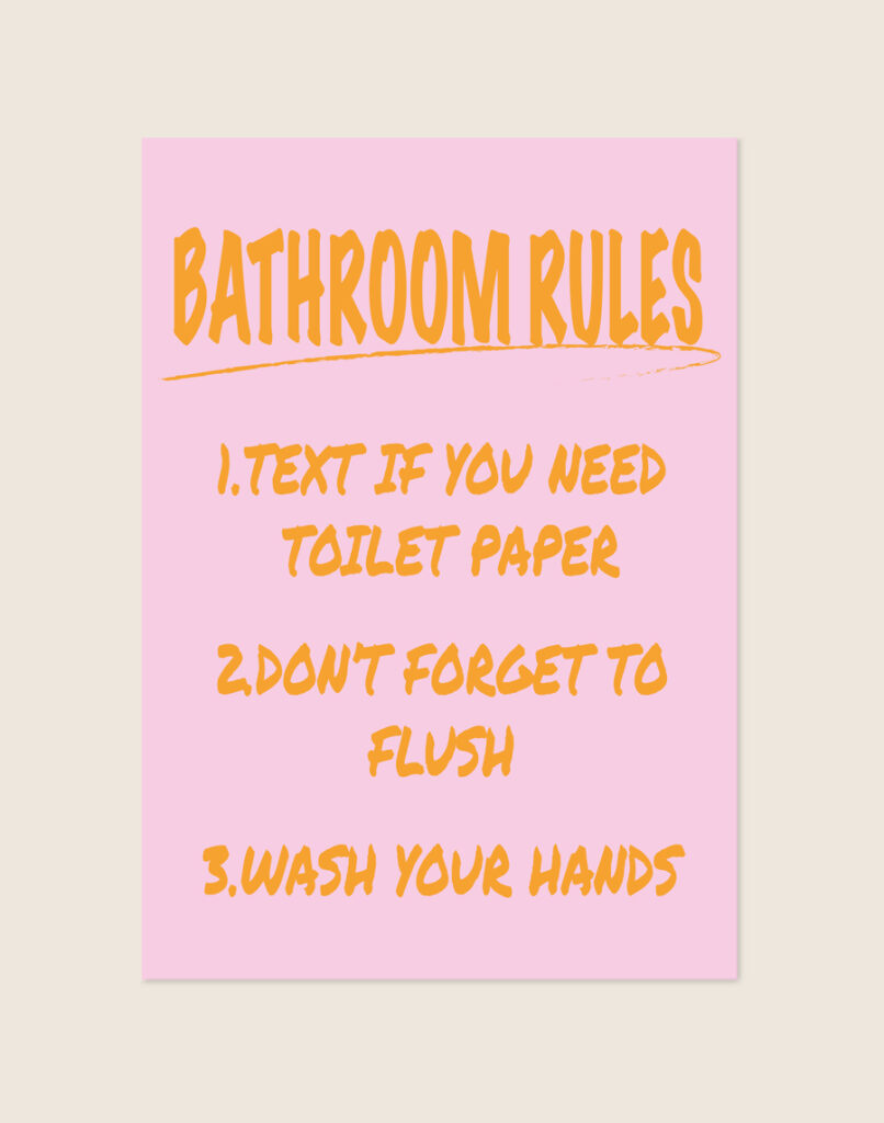 Stijlvolle typografische poster met de tekst Bathroom Rules, sfeervol opgehangen aan een neutrale muur in een moderne badkamer.