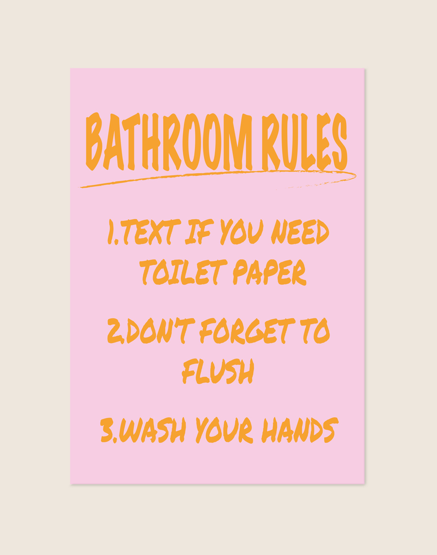 Stijlvolle typografische poster met de tekst Bathroom Rules, sfeervol opgehangen aan een neutrale muur in een moderne badkamer.