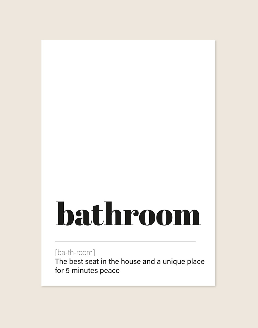 Humoristische badkamer en WC Poster Bathroom met de Engelse woordenboekdefinitie "The best seat in the house and a unique place for 5 minutes peace" op een helderwitte achtergrond, sfeervol opgehangen in een ruimte.