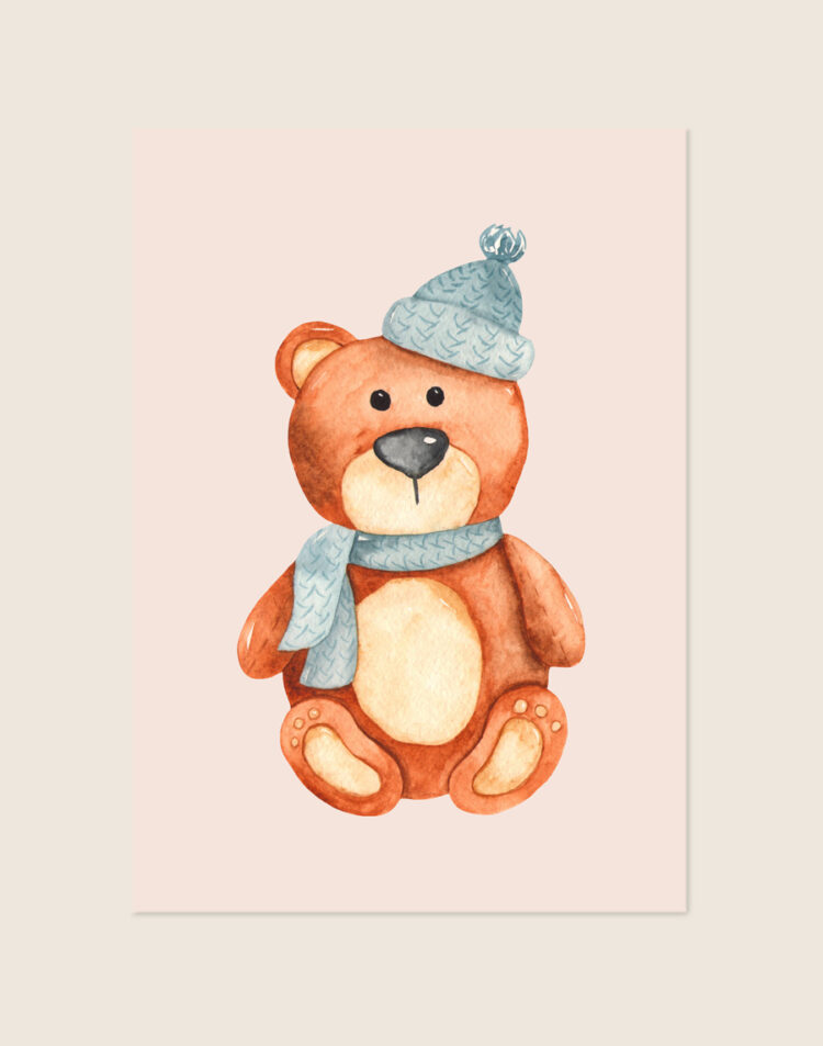 Lieve kinderkamer Poster Beertje met een handgeschilderde aquarel teddybeer met muts en sjaal op een zachte achtergrond, sfeervol opgehangen in een ruimte.
