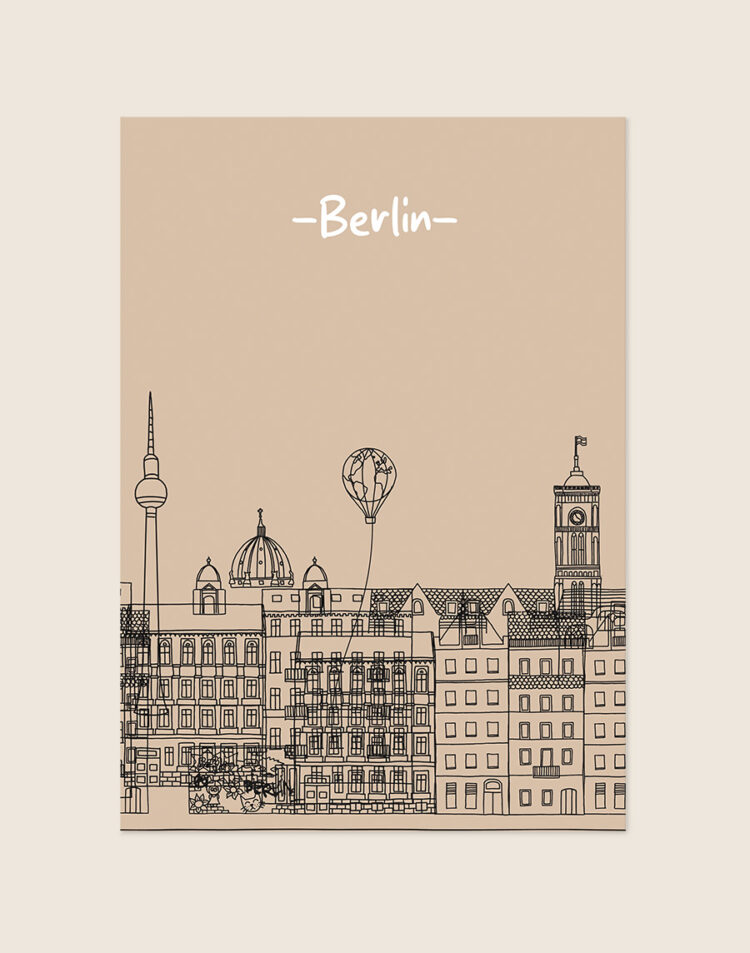 Een poster met een effen zandkleurige achtergrond. Op de onderste helft staat een gedetailleerde zwarte lijntekening van de skyline van Berlijn, met daarin onder andere de Fernsehturm, de Berliner Dom, historische gebouwen en een luchtballon. Bovenaan staat gecentreerd het woord '-Berlin-' geschreven in een wit, speels lettertype.