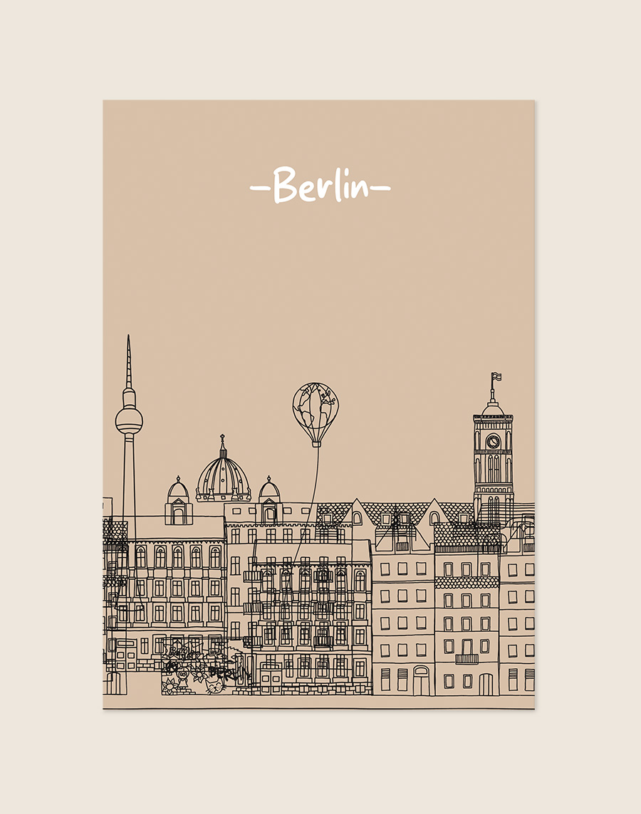 Een poster met een effen zandkleurige achtergrond. Op de onderste helft staat een gedetailleerde zwarte lijntekening van de skyline van Berlijn, met daarin onder andere de Fernsehturm, de Berliner Dom, historische gebouwen en een luchtballon. Bovenaan staat gecentreerd het woord '-Berlin-' geschreven in een wit, speels lettertype.