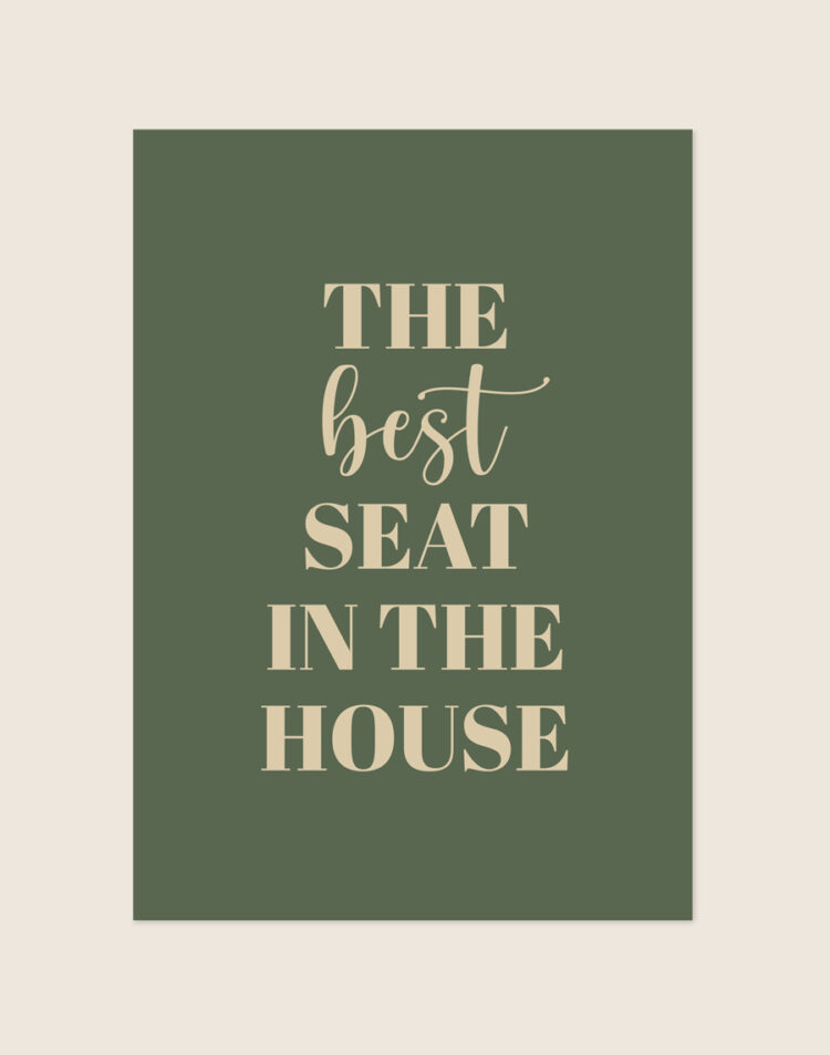 Elegante olijfgroene typografische poster met beige tekst The best seat in the house, sfeervol opgehangen aan een neutrale muur in een moderne toiletruimte.