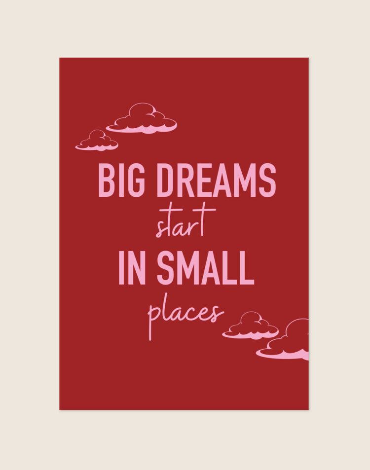 Trendy bordeauxrode Big dreams poster met roze letters, wolkjes en de tekst Big dreams start in small places, sfeervol opgehangen in een toiletruimte.