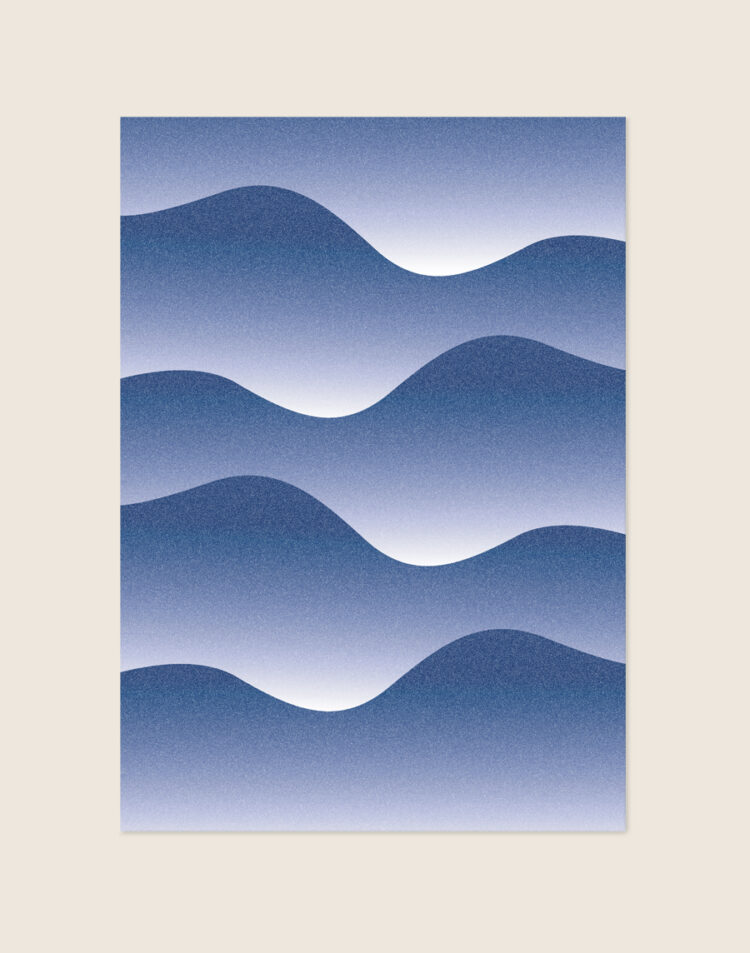 Abstracte poster met ritmische, glooiende golven in een zacht blauw kleurverloop met een fijne korreltextuur.