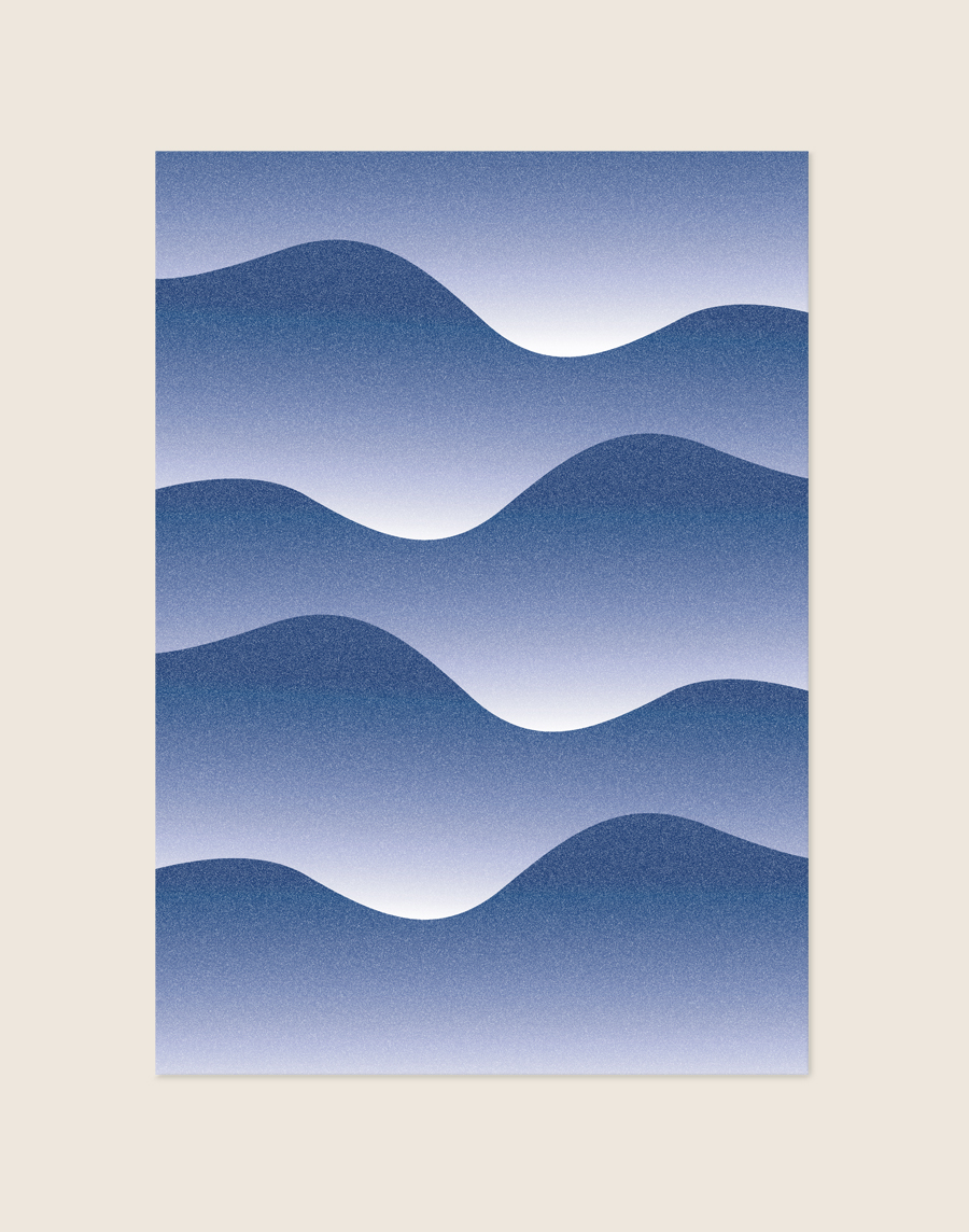 Abstracte poster met ritmische, glooiende golven in een zacht blauw kleurverloop met een fijne korreltextuur.