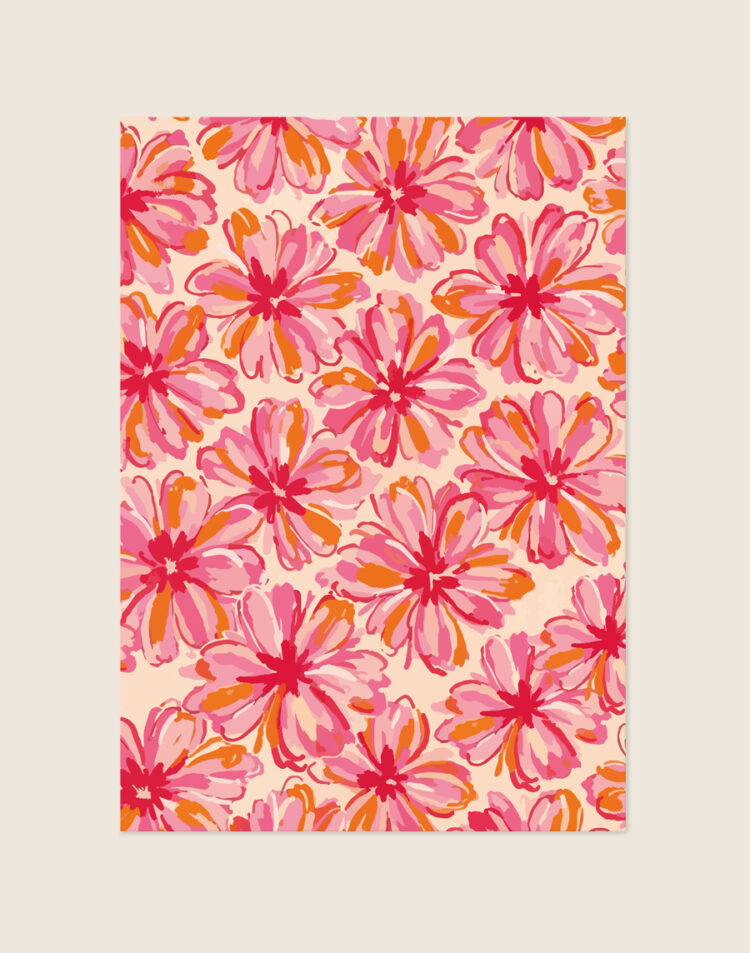 Kleurrijke poster met een abstract en geschilderd patroon van roze, oranje en rode bloemen op een crèmekleurige achtergrond, sfeervol opgehangen in een licht interieur.