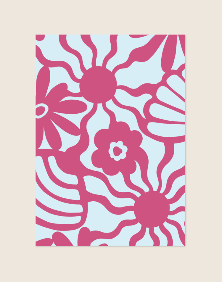 Kleurrijke retro poster met een abstract en golvend roze bloemenpatroon op een lichtblauwe achtergrond, sfeervol opgehangen in een eclectisch interieur.