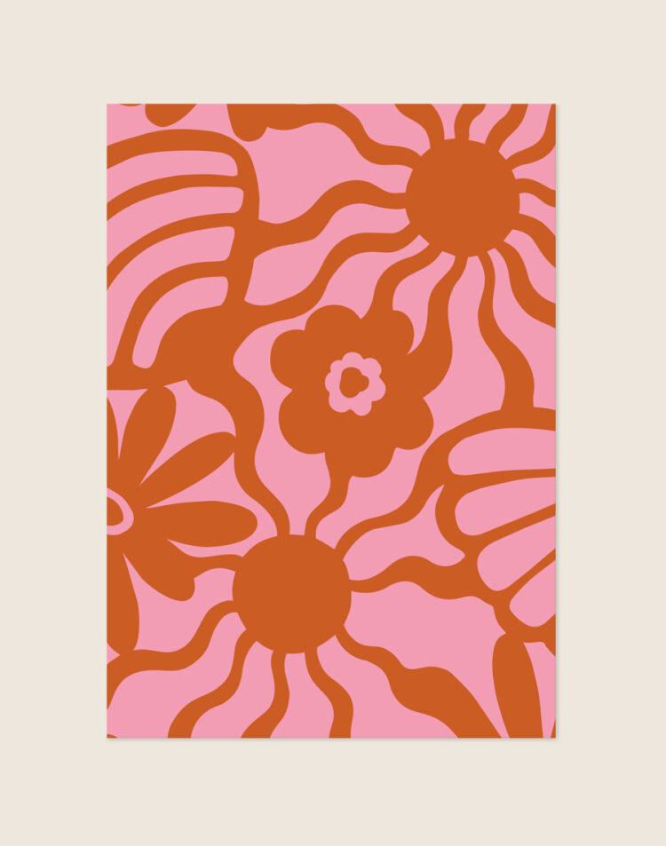 Kleurrijke retro poster met een abstract en golvend oranje bloemenpatroon op een roze achtergrond, sfeervol opgehangen in een eclectisch interieur