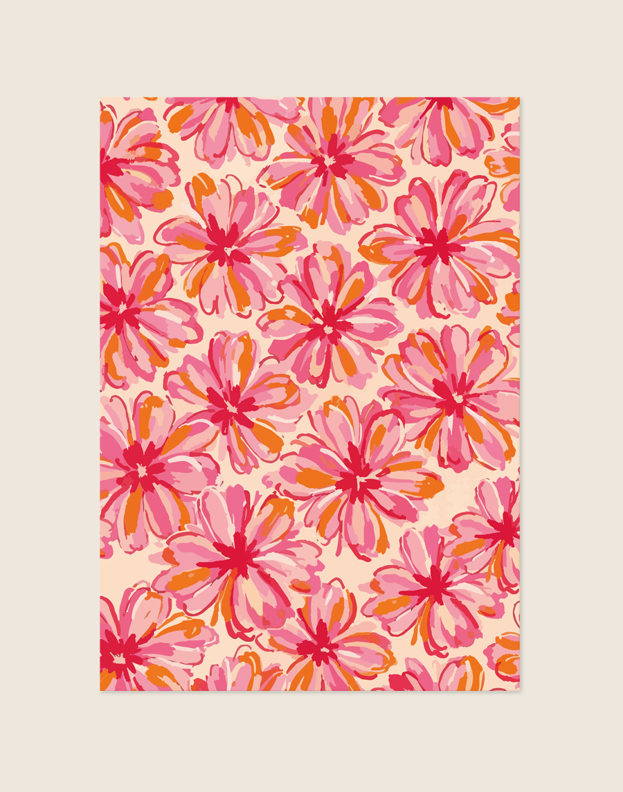 Kleurrijke poster met een abstract en geschilderd patroon van roze, oranje en rode bloemen op een crèmekleurige achtergrond, sfeervol opgehangen in een licht interieur.