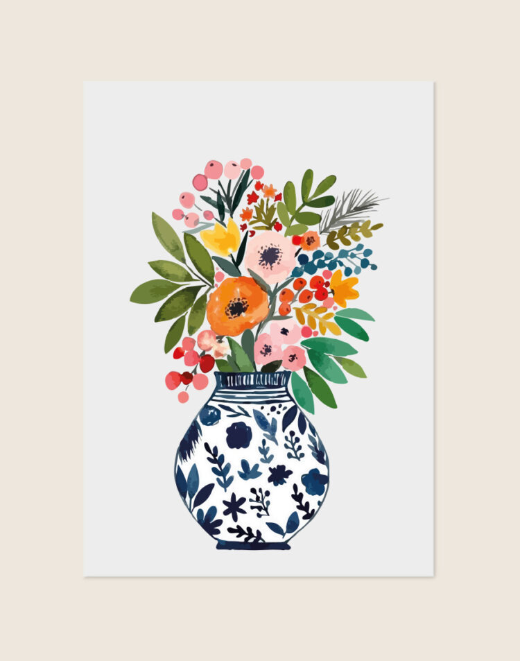 Een kleurrijke, geïllustreerde poster met een effen lichtgrijze achtergrond. In het midden staat een bolle, witte vaas die is versierd met donkerblauwe bloem- en bladmotieven. In de vaas staat een gemengd boeket met oranje, roze en gele bloemen, rode besjes en diverse groene bladeren.