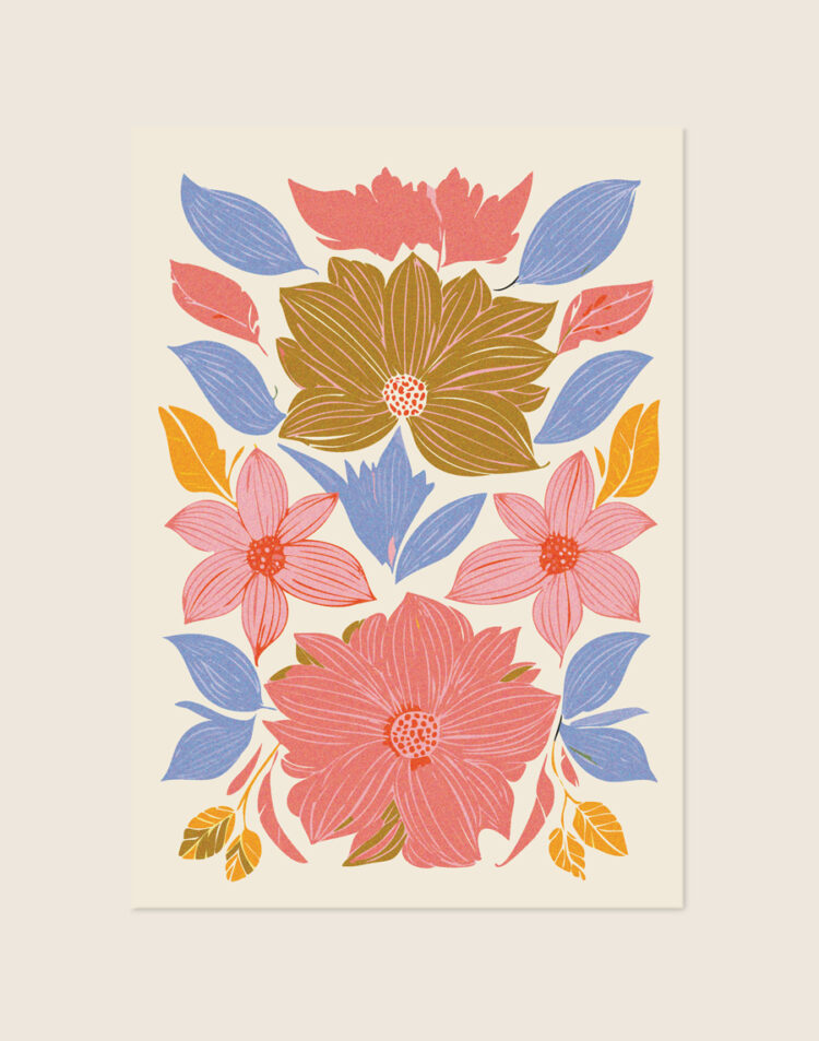 Botanische poster met een gedetailleerde illustratie van roze en olijfgroene bloemen omringd door blauwe en gele bladeren op een lichte achtergrond.