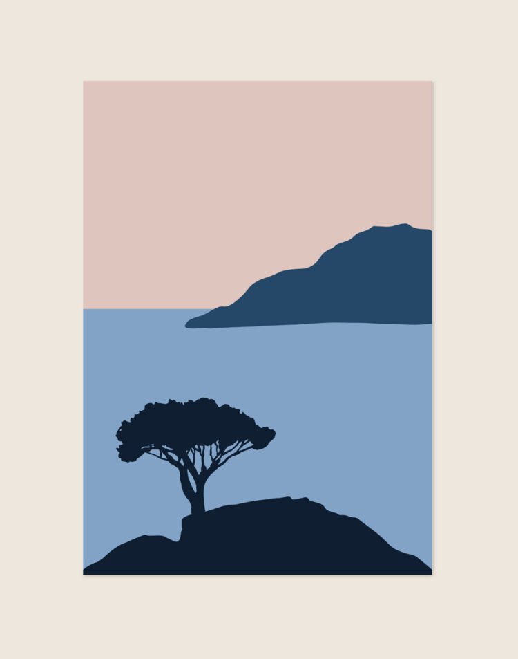 Minimalistische poster van een kustlandschap met het donkerblauwe silhouet van een boom op een rots bij een blauwe zee onder een poederroze lucht.