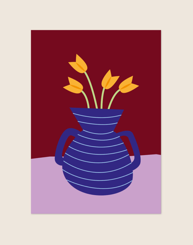 Artistieke stilleven poster met een gestreepte blauwe vaas met gele tulpen op een lila tafel tegen een bordeauxrode achtergrond.