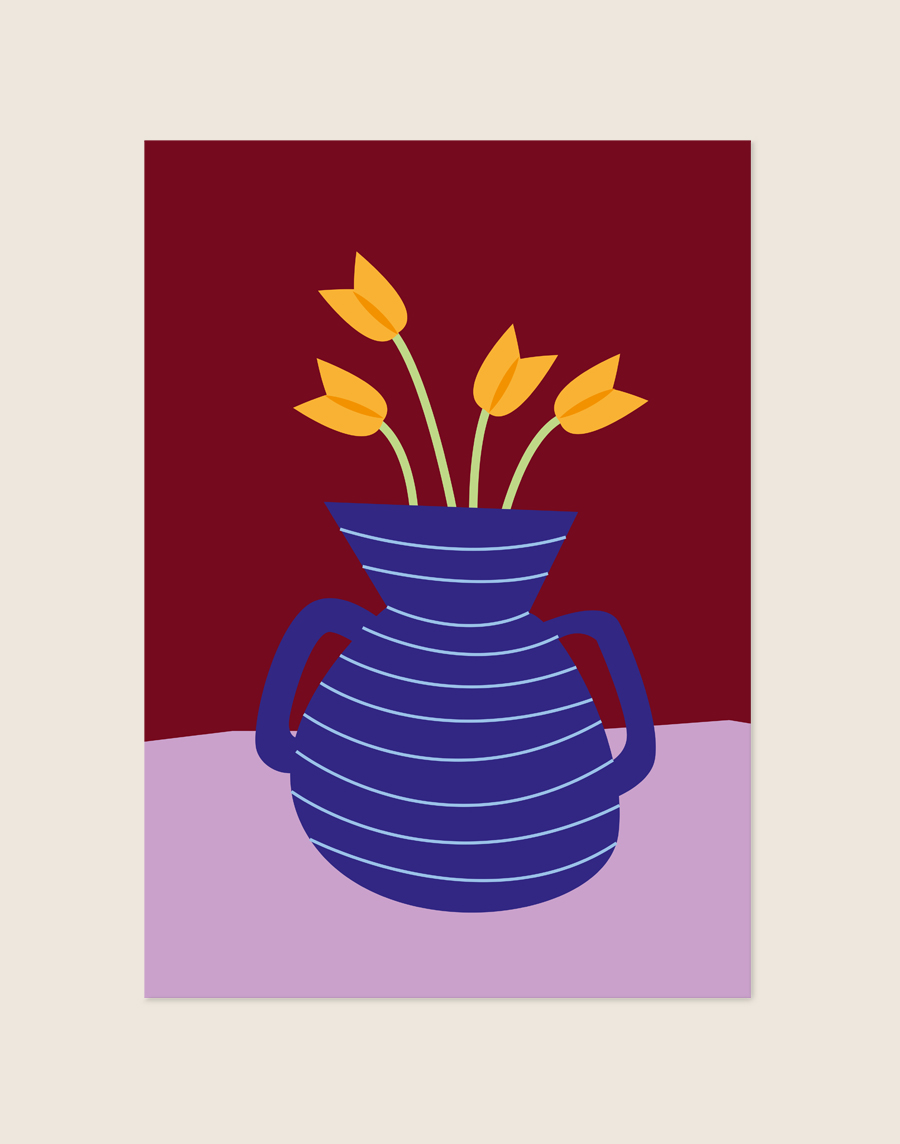 Artistieke stilleven poster met een gestreepte blauwe vaas met gele tulpen op een lila tafel tegen een bordeauxrode achtergrond.