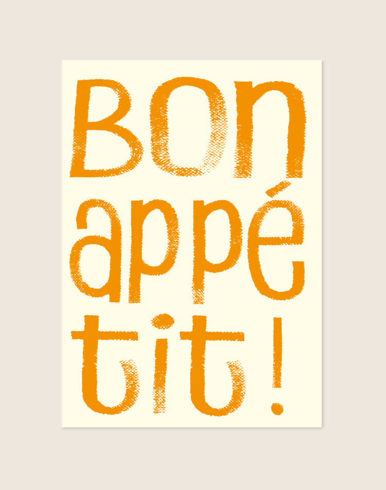 Stijlvolle typografische poster met de Franse tekst Bon Appetit in een warme oranje kleur, sfeervol opgehangen aan de muur in een moderne keuken.