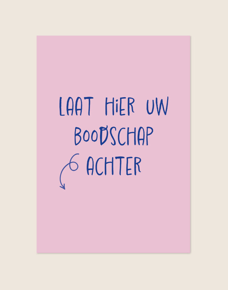 Sfeervolle zachtroze Poster Boodschap met blauwe handgeschreven letters, een pijl en de tekst Laat hier uw boodschap achter, sfeervol opgehangen in een toiletruimte.
