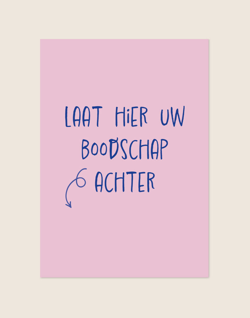 Sfeervolle zachtroze Poster Boodschap met blauwe handgeschreven letters, een pijl en de tekst Laat hier uw boodschap achter, sfeervol opgehangen in een toiletruimte.
