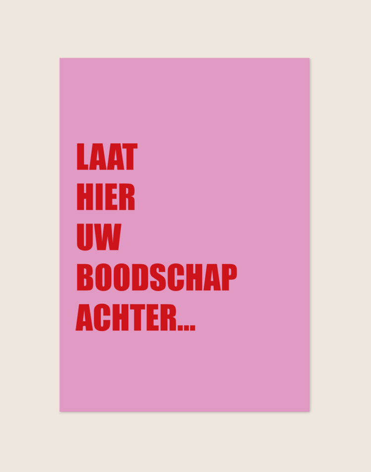 Sfeervolle roze poster Boodschap achterlaten met vette rode letters en de tekst Laat hier uw boodschap achter..., sfeervol opgehangen in een toiletruimte.