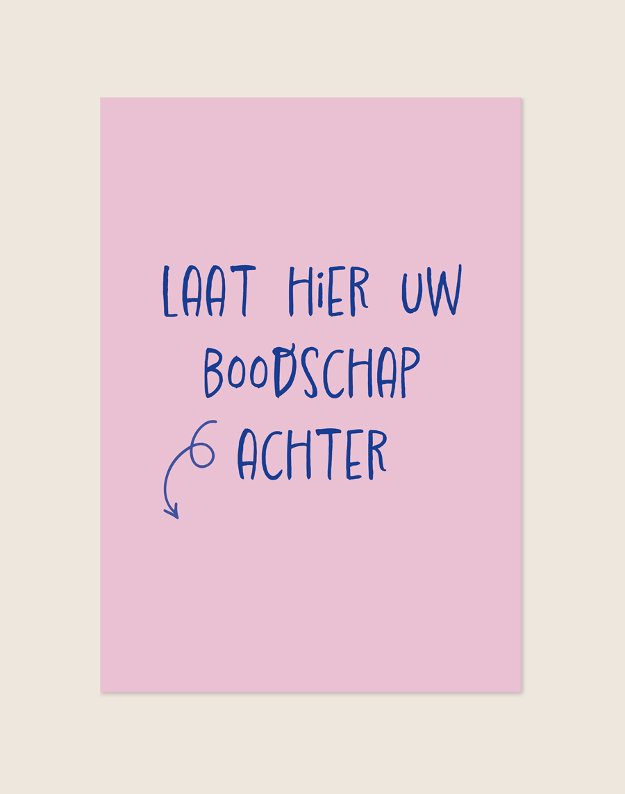 Sfeervolle zachtroze Poster Boodschap met blauwe handgeschreven letters, een pijl en de tekst Laat hier uw boodschap achter, sfeervol opgehangen in een toiletruimte.
