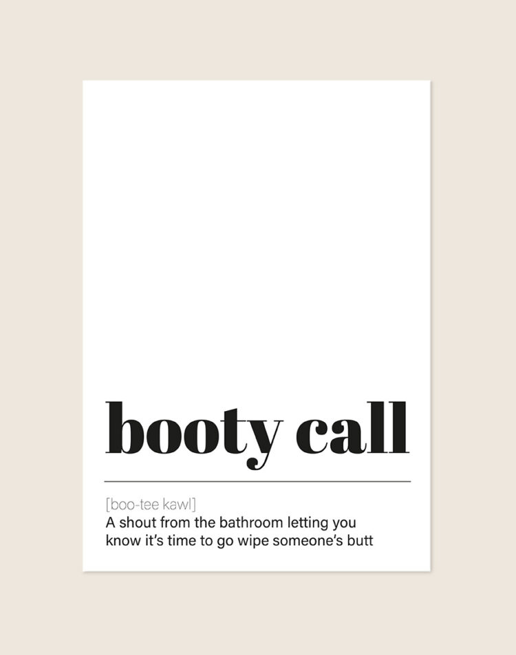 Humoristische WC Poster Booty call met de Engelse woordenboekdefinitie "A shout from the bathroom letting you know it's time to go wipe someone's butt" op een helderwitte achtergrond, sfeervol opgehangen in een ruimte.