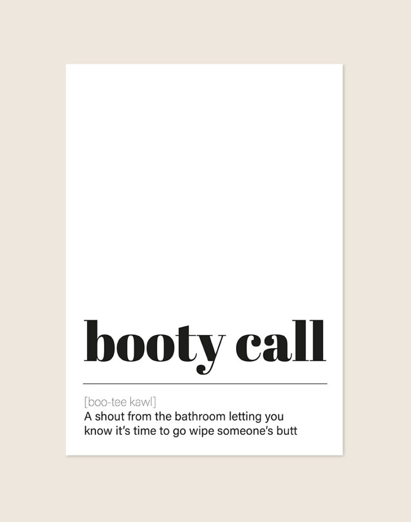 Humoristische WC Poster Booty call met de Engelse woordenboekdefinitie "A shout from the bathroom letting you know it's time to go wipe someone's butt" op een helderwitte achtergrond, sfeervol opgehangen in een ruimte.