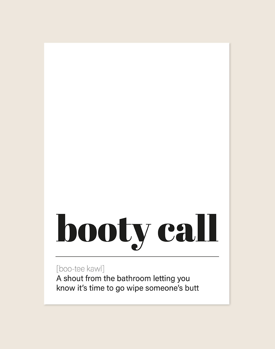 Humoristische WC Poster Booty call met de Engelse woordenboekdefinitie "A shout from the bathroom letting you know it's time to go wipe someone's butt" op een helderwitte achtergrond, sfeervol opgehangen in een ruimte.