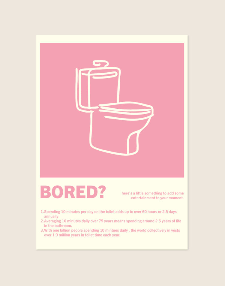 Lichtroze poster met een line-art illustratie van een toilet en grappige Engelse weetjes onder de titel BORED?, sfeervol opgehangen aan een neutrale muur in een moderne toiletruimte.