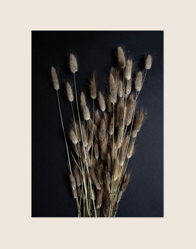 Kleurrijke poster van een prachtig en weelderig bosje bloemen, sfeervol opgehangen in een landelijk interieur.
