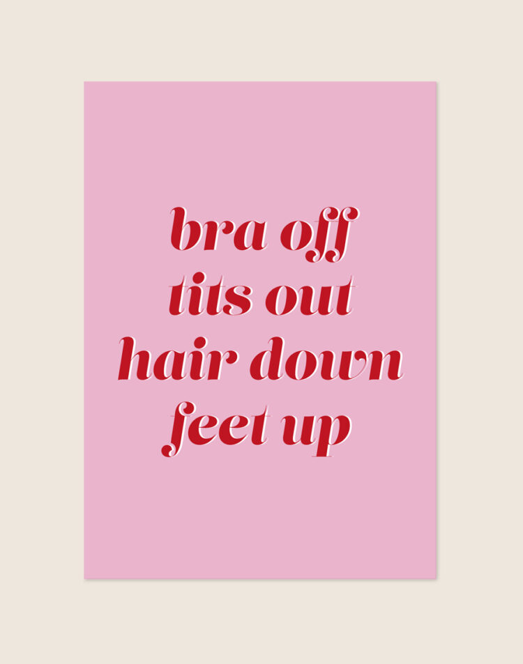 Trendy poederroze poster met rode retro 3D-letters met de tekst 'bra off tits out hair down feet up' in het midden.