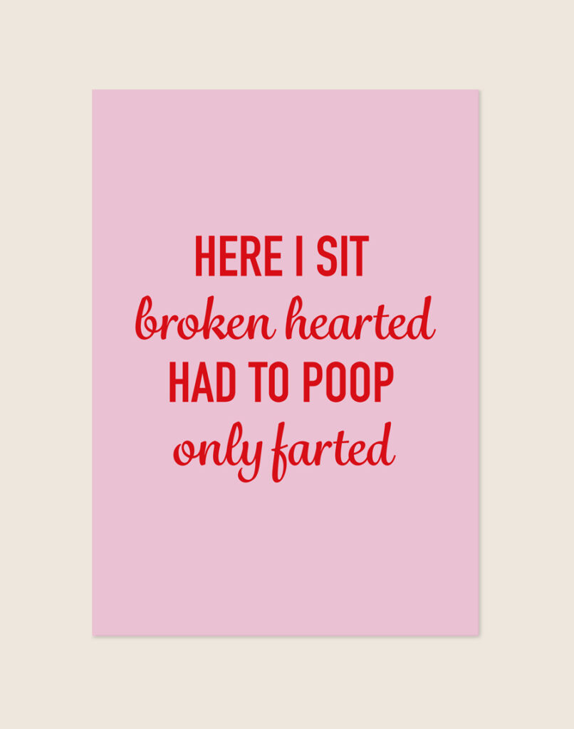 Sfeervolle roze Broken hearted poster met rode letters en de tekst HERE I SIT broken hearted HAD TO POOP only farted, sfeervol opgehangen in een toiletruimte.