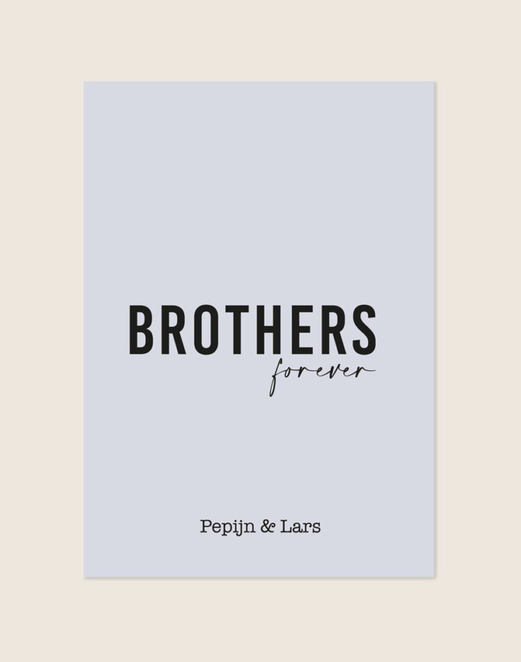 Een lichtblauwe poster met centraal het woord 'BROTHERS' in grote, strakke zwarte letters en daaronder 'forever' in een sierlijk, handgeschreven lettertype. Onderaan staan de namen 'Pepijn & Lars'.