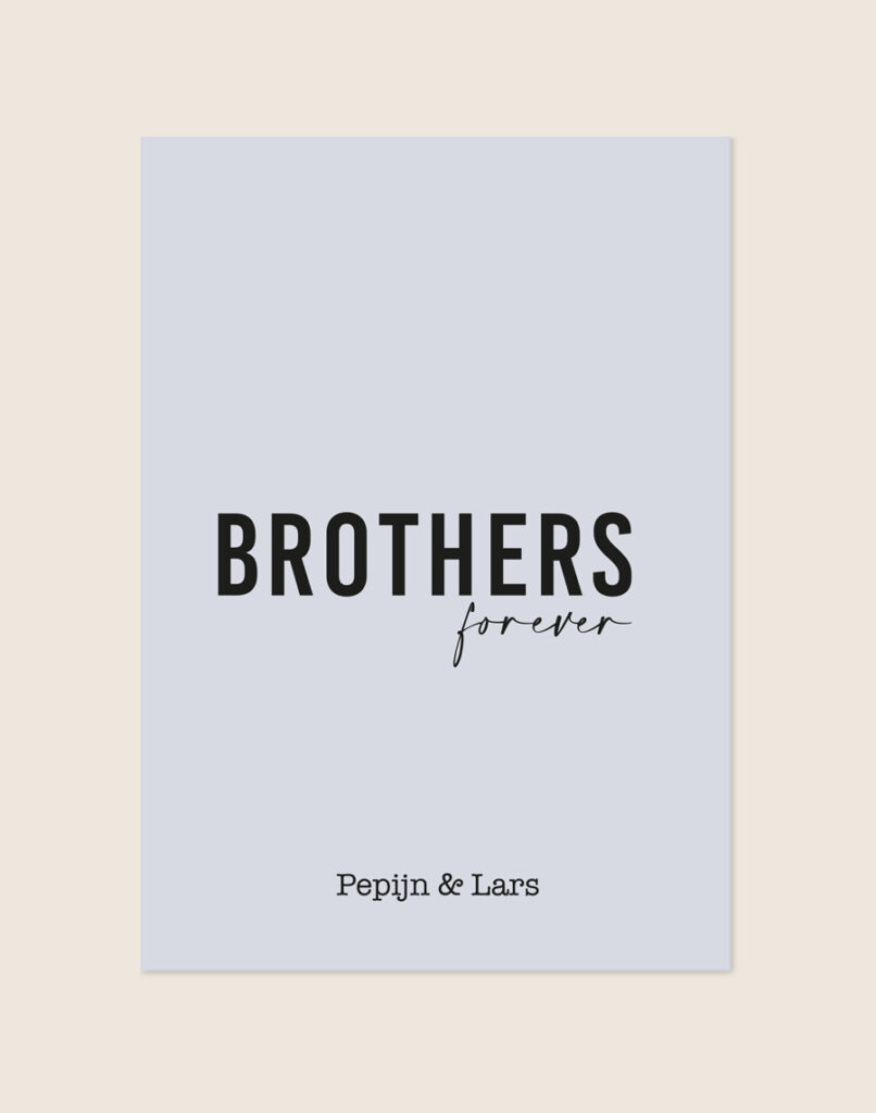 Een lichtblauwe poster met centraal het woord 'BROTHERS' in grote, strakke zwarte letters en daaronder 'forever' in een sierlijk, handgeschreven lettertype. Onderaan staan de namen 'Pepijn & Lars'.