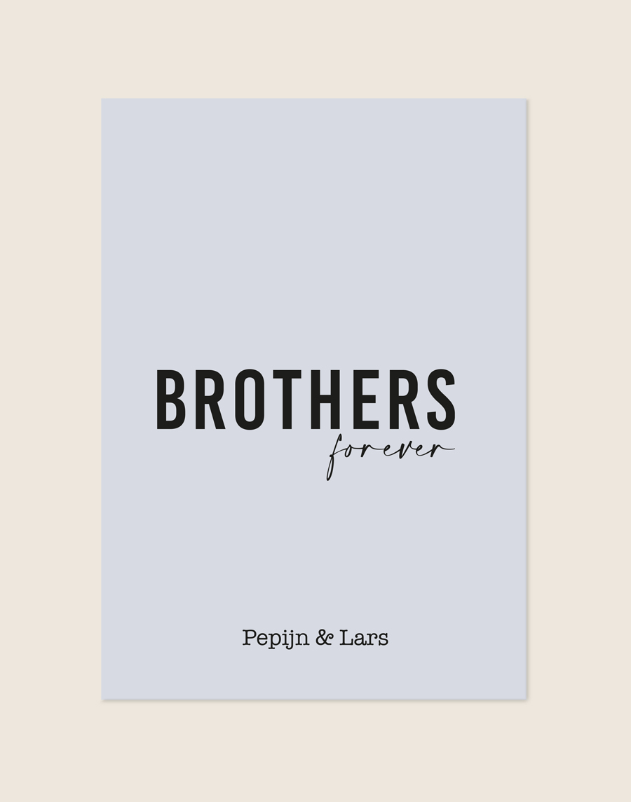 Een lichtblauwe poster met centraal het woord 'BROTHERS' in grote, strakke zwarte letters en daaronder 'forever' in een sierlijk, handgeschreven lettertype. Onderaan staan de namen 'Pepijn & Lars'.