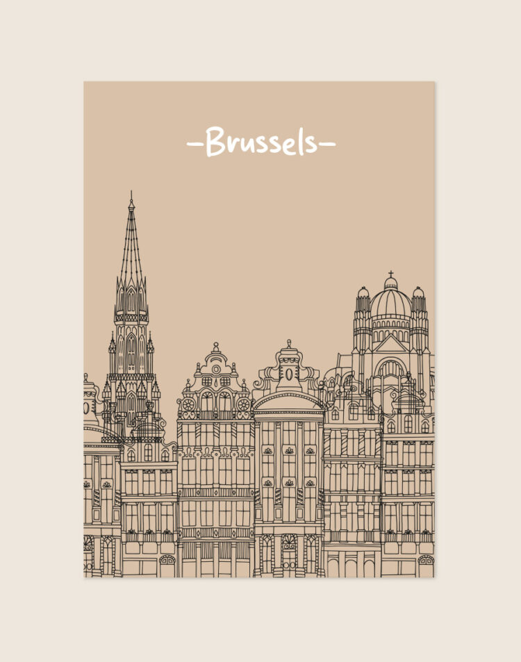 Een poster met een effen zandkleurige achtergrond. Op de onderste helft staat een gedetailleerde zwarte lijntekening van de skyline van Brussel, met daarin onder andere de historische gildehuizen, de stadhhuistoren en de basiliek. Bovenaan staat gecentreerd het woord '-Brussels-' geschreven in een wit, speels lettertype.