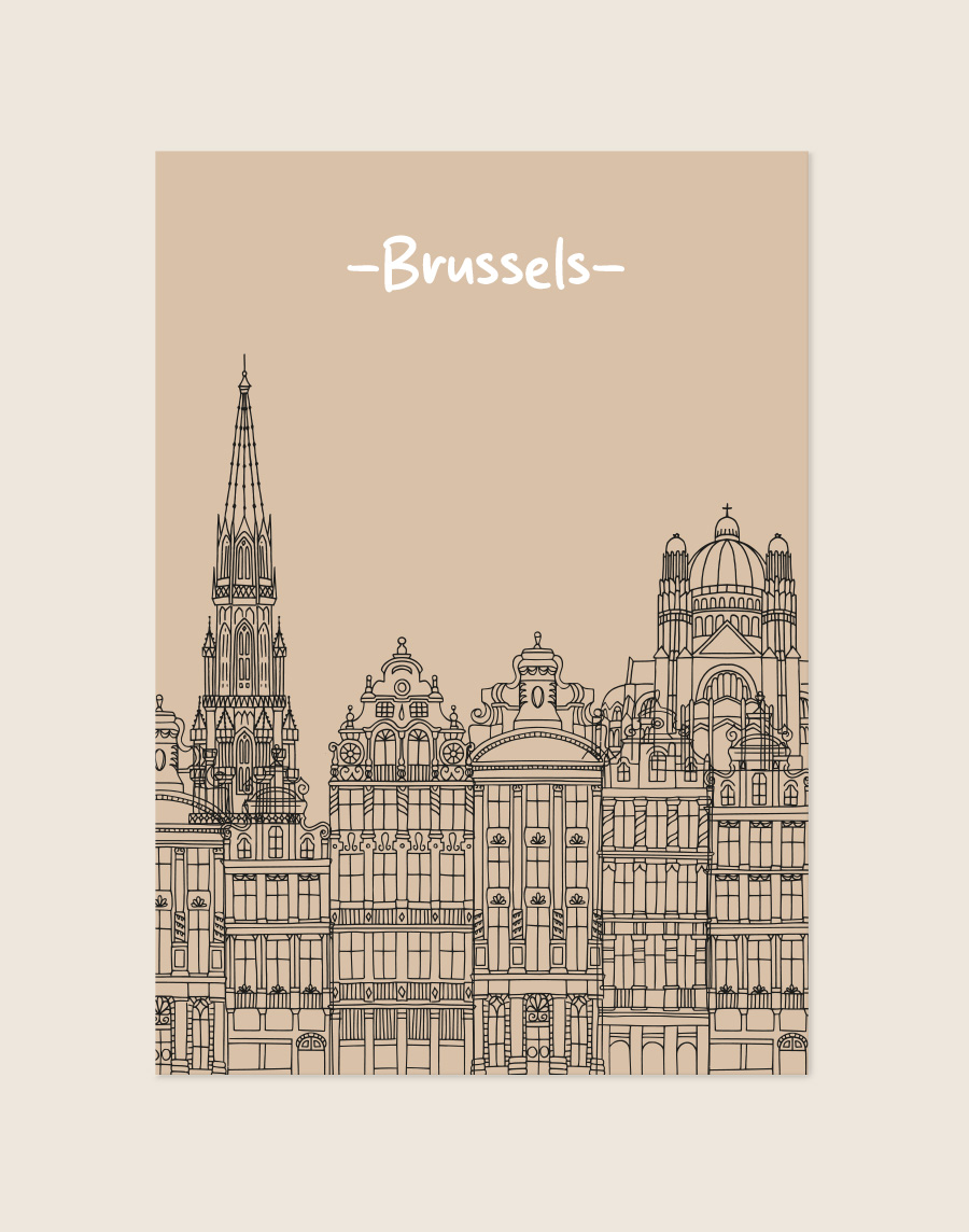 Een poster met een effen zandkleurige achtergrond. Op de onderste helft staat een gedetailleerde zwarte lijntekening van de skyline van Brussel, met daarin onder andere de historische gildehuizen, de stadhhuistoren en de basiliek. Bovenaan staat gecentreerd het woord '-Brussels-' geschreven in een wit, speels lettertype.
